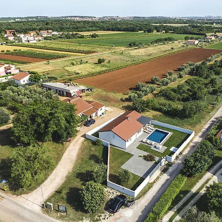 Feriehus Mit Privatem Pool, Klima, Wlan, Bbq In Der Naehe Vom Valbandon